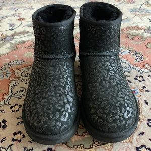 UGGS Classic Short Snow Leopard Boots with box